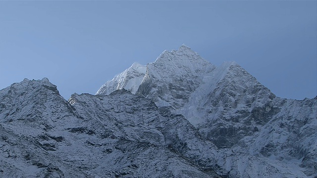 尼泊尔Khumbu地区Tashinga的塔姆塞库山和坎加加山的景色视频素材