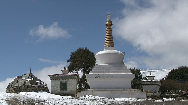 尼泊尔昆布地区腾博什寺的Chorten祈祷石视频素材