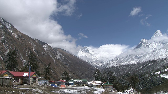 酒店位于昆布山谷Ama Dablam山和珠穆朗玛峰前，昆布地区，尼泊尔视频素材