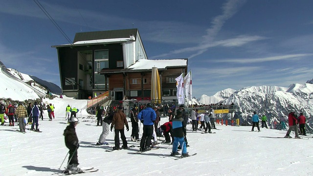 MS Skiers at Mount Fellhorn at AllgÃ¤u Alps / Oberstdorf, Bavaria, Germany视频素材