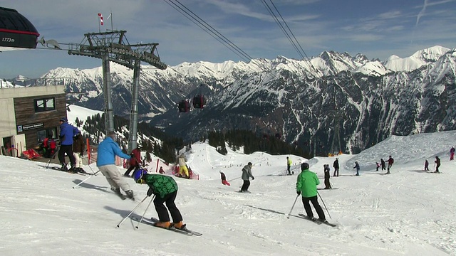 MS Skiers at Mount Fellhorn at AllgÃ¤u Alps / Oberstdorf, Bavaria, Germany视频素材