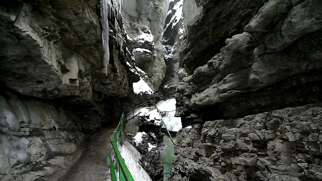 MS Breitachklamm峡谷在冬季AllgÃ阿尔卑斯山/奥伯斯多夫，德国巴伐利亚视频素材