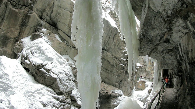 MS Breitachklamm峡谷在冬季AllgÃ阿尔卑斯山/奥伯斯多夫，德国巴伐利亚视频素材