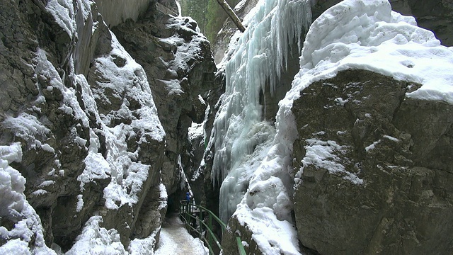 MS游客在Breitachklamm峡谷在冬天AllgÃ¤u阿尔卑斯山/ Oberstdorf，德国巴伐利亚视频素材