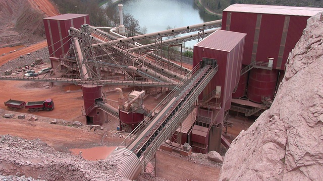 在quarry / Taben-Rodt, Rhineland-Palatinate装载站的MS镜头视频素材