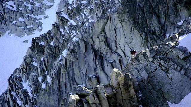 登山者在岭视频素材