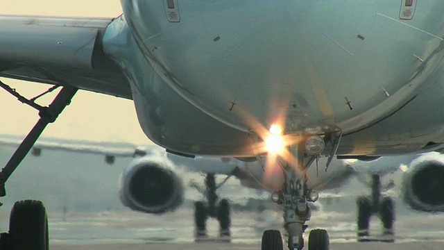 空客320飞机出租车展示一架波音737视频素材