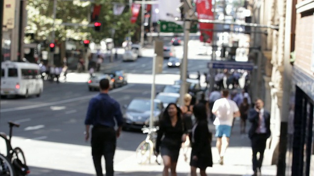 亚洲女商人在街上互相拥抱。软的焦点。视频素材