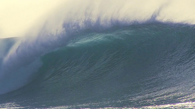 MS TS SLO MO大型桶状波浪碰撞/ Haleiwa，夏威夷，美国视频素材