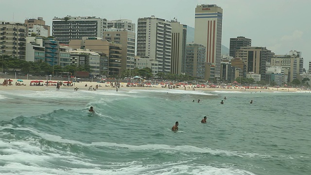 冲浪者在海浪中冲浪视频素材