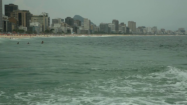 冲浪者在海浪中冲浪视频素材