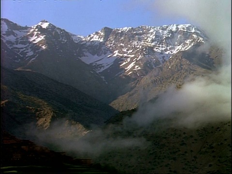 西澳的雪山山峰，旋转的云，摩洛哥，非洲视频素材