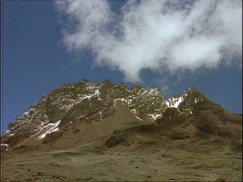 西澳落基山与少量的雪，对抗蓝天，缕缕云，埃塞俄比亚，非洲视频素材