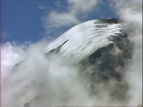 坦桑尼亚，非洲，乌云盘旋着，笼罩着白雪覆盖的乞力马扎罗山的山脊视频素材