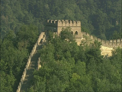 中国慕田峪长城上的跟踪拍摄视频素材