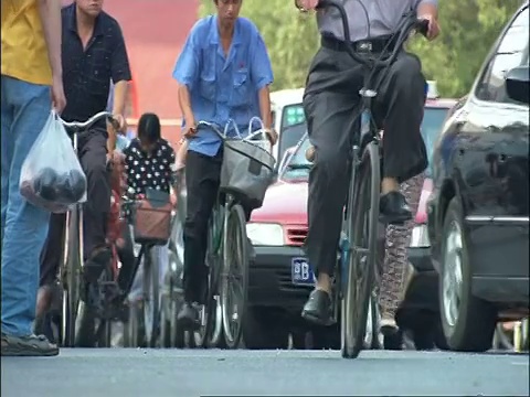 繁忙的街景，交通转向镜头，低角度，中国视频素材