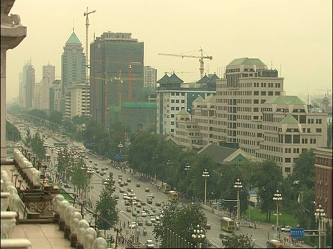 EWA俯瞰中国北京繁忙的街道和背景中的城市建筑视频素材