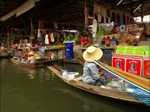 POV击落浮动市场运河，泰国曼谷视频素材