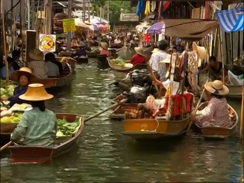 泰国曼谷浮动市场的运河里挤满了船只视频素材