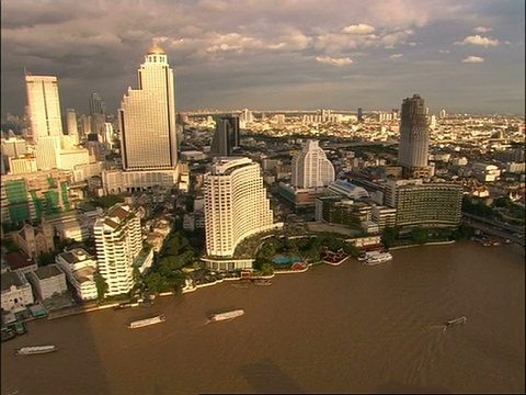 高角度盘剩余城市和河流，曼谷，泰国视频素材