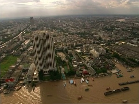 空中俯瞰城市郊区和河流，曼谷，泰国视频下载