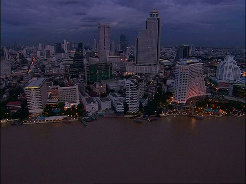 高WA曼谷天际线，与河流下面，在晚上，泰国视频素材