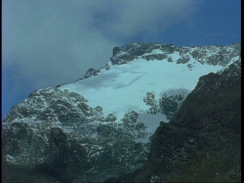 非洲乌干达的鲁文佐里山被雪覆盖视频素材