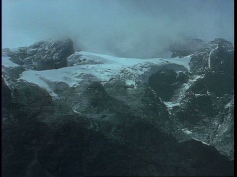 云移动覆盖崎岖，雪覆盖的山坡，乌干达，非洲视频素材