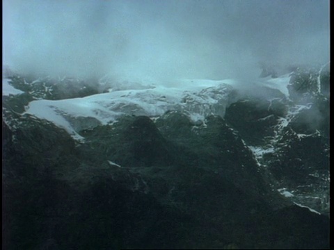 崎岖的，黑暗的，白雪覆盖的山消失在雾中，乌干达，非洲视频下载