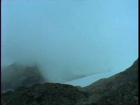 非洲乌干达，多雪的山区被旋转的雾所遮蔽视频素材