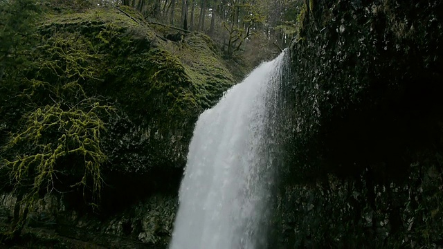 瀑布侧景(慢mo)视频素材