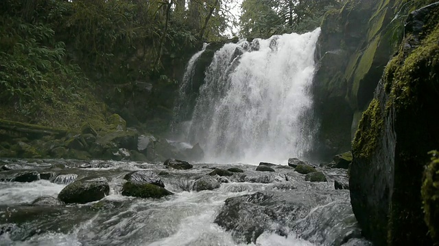 低角度的瀑布与河流和岩石在前景视频素材