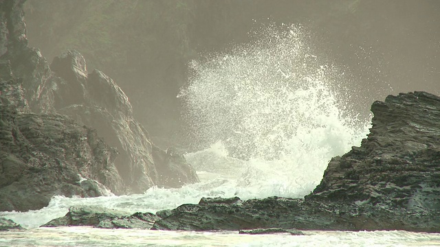 英国海岸，岩石上的波浪视频素材