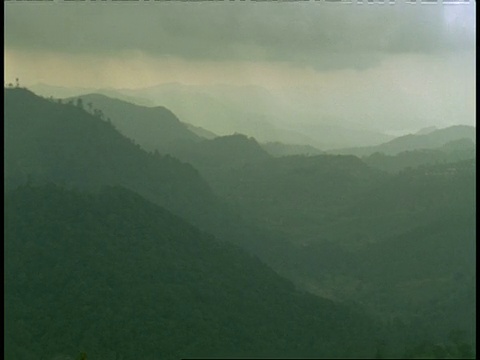 西高歇，印度，西高歇，越过雾气弥漫的山谷和山脉视频素材