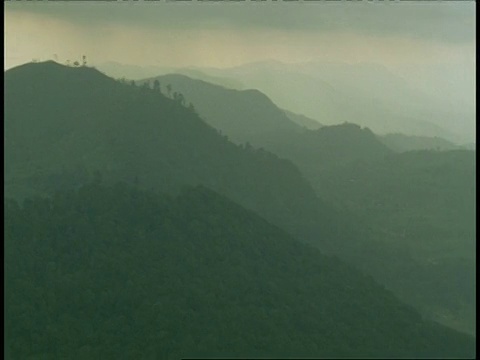 西高歇，印度，西高歇，越过雾气弥漫的山谷和山脉视频素材