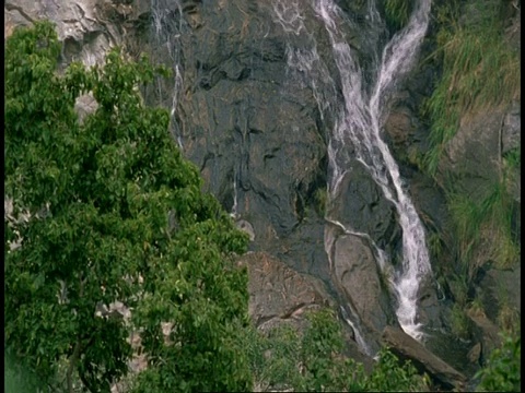 倾斜下崎岖的瀑布风景，西高止，印度视频素材