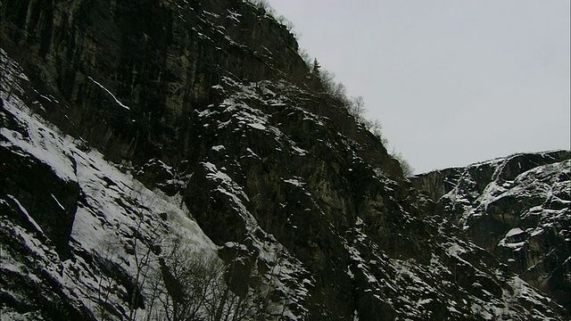 挪威索尔峡湾陡峭的山岩面视频素材