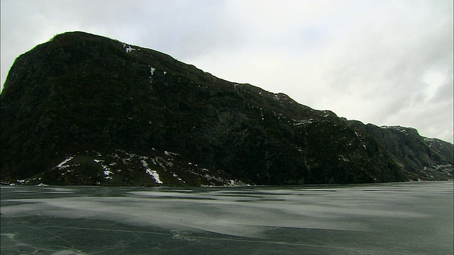 挪威Gjesdal县Bjerkreim峡湾两侧陡峭黑暗的山脉视频素材