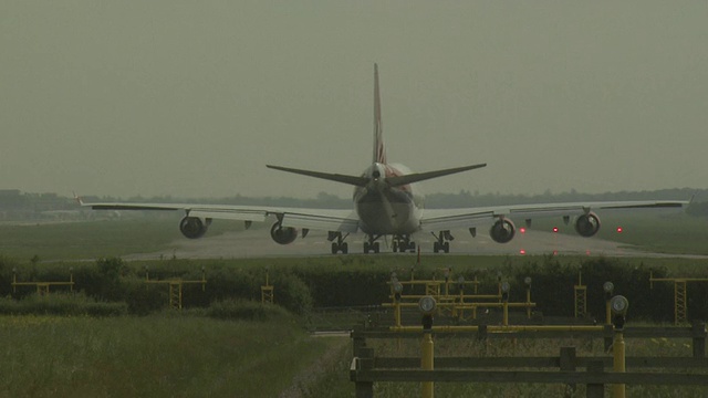 英国盖特威克机场，飞机起飞，维珍航空波音747滑向跑道视频素材