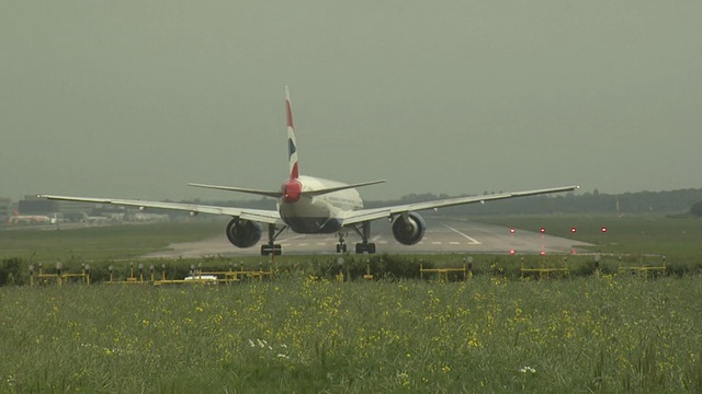 盖特威克机场，英国航空公司波音777滑向跑道视频素材