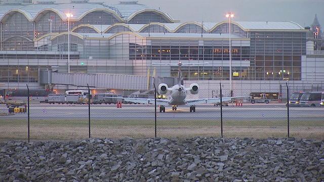 达美航空公司145喷气式飞机在美国杜勒斯机场视频素材