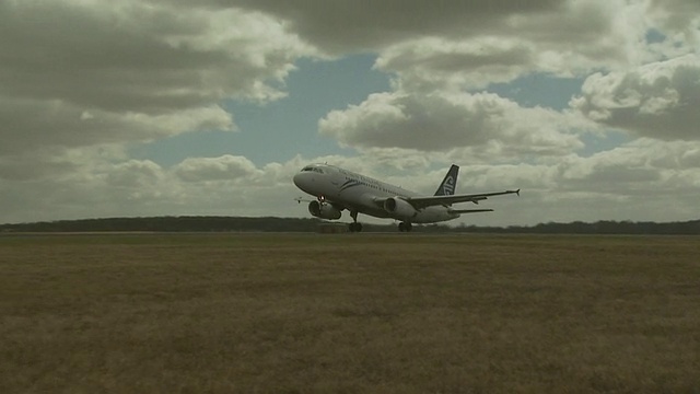 新西兰航空公司空客A320 ZK-OJM，澳大利亚墨尔本机场起飞视频素材