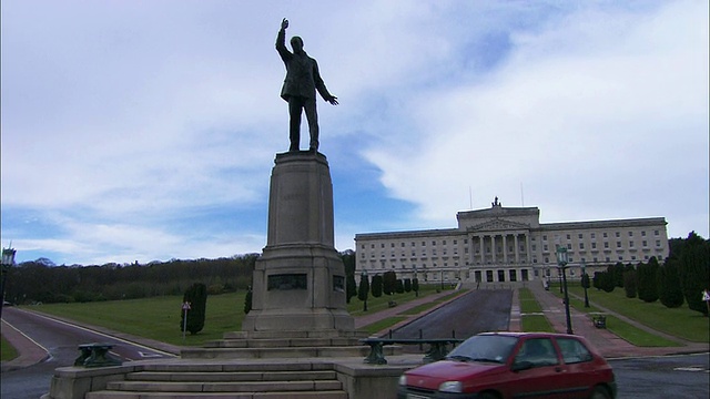 从卡森纪念堂(Carson Memorial)慢慢缩小到北爱尔兰斯托蒙特城堡(Stormont Castle)视频素材