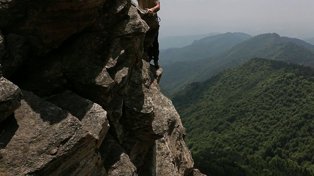 潘向父子攀登岩石顶峰，表示祝贺视频素材