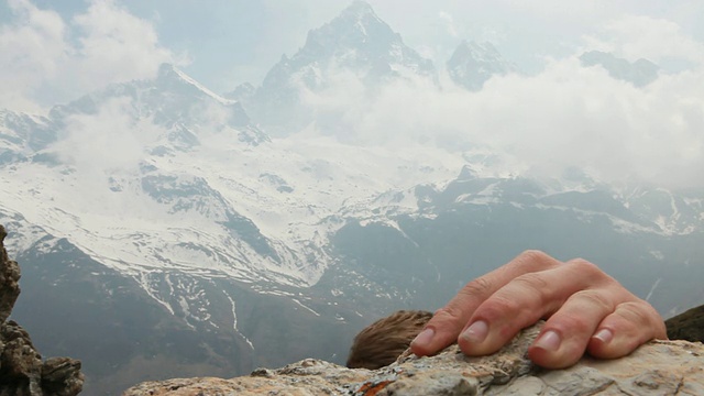 在上升过程中，登山者的手和脸的特写视频素材