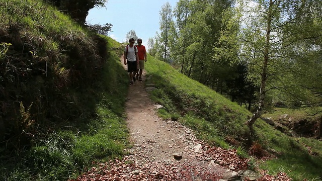 父子俩徒步旅行，舀水泼水视频素材