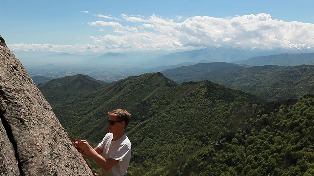 PAN上少年领岩攀，山下山峦视频素材