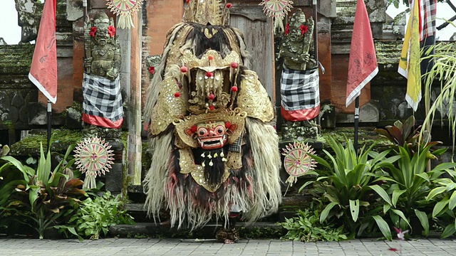 MS Barong舞蹈表演附近的寺庙音频/ Batubulan，巴厘岛，印度尼西亚视频素材