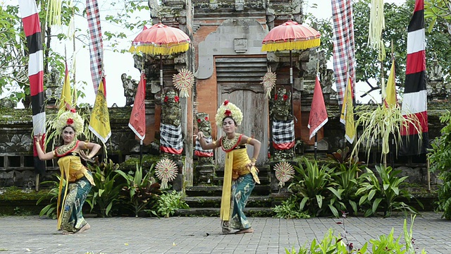 印度尼西亚巴厘岛，两名女孩舞者在巴图布兰神庙附近表演巴龙舞视频素材