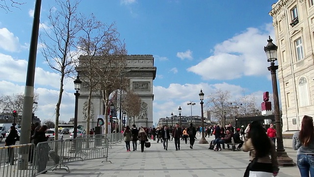 潘小姐在凯旋门附近摆姿势/巴黎，Ãle-de-France，法国视频下载